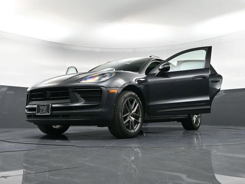 Certified 2022 Porsche Macan image 39