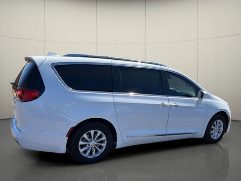 Used 2019 Chrysler Pacifica Touring-L image 7