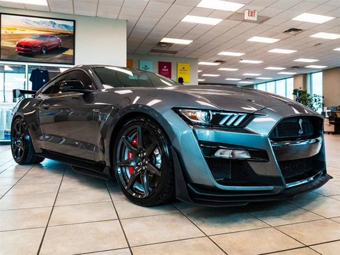 Used 2021 Ford Mustang Shelby GT500 w/ Carbon Fiber Track Pack RWD image 7