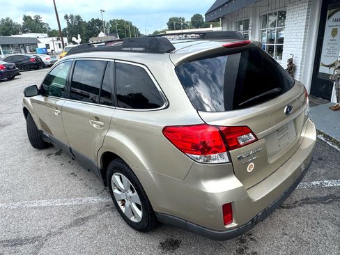 Used 2010 Subaru Outback 2.5i Premium image 3
