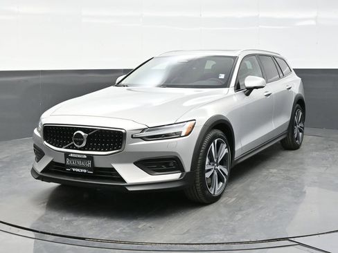Used 2025 Volvo V60 B5 Cross Country Plus AWD/4WD image 2