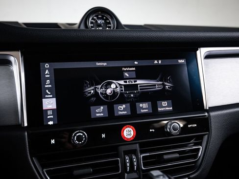 Certified 2026 Porsche Macan AWD/4WD image 18