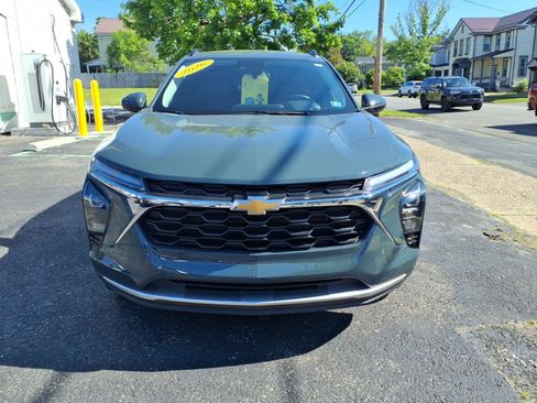 Used 2026 Chevrolet Trax LT w/ LT Convenience Package FWD image 2