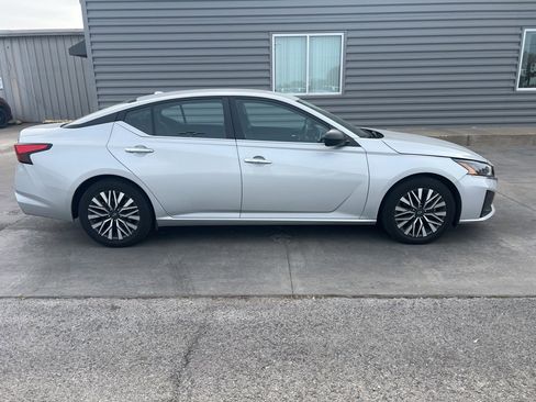 Used 2024 Nissan Altima 2.5 SV image 4