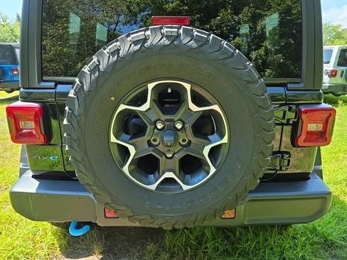 Used 2023 Jeep Wrangler Unlimited Rubicon 4xe w/ Cold Weather Group AWD/4WD image 18