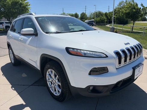 Used 2017 Jeep Cherokee Latitude w/ Cold Weather Group AWD/4WD image 2