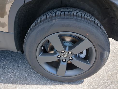 New 2025 Land Rover Defender 110 S image 32