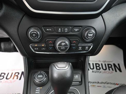 Used 2022 Jeep Cherokee Latitude Lux AWD/4WD image 9