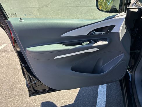 Used 2018 Chevrolet Bolt LT FWD image 18