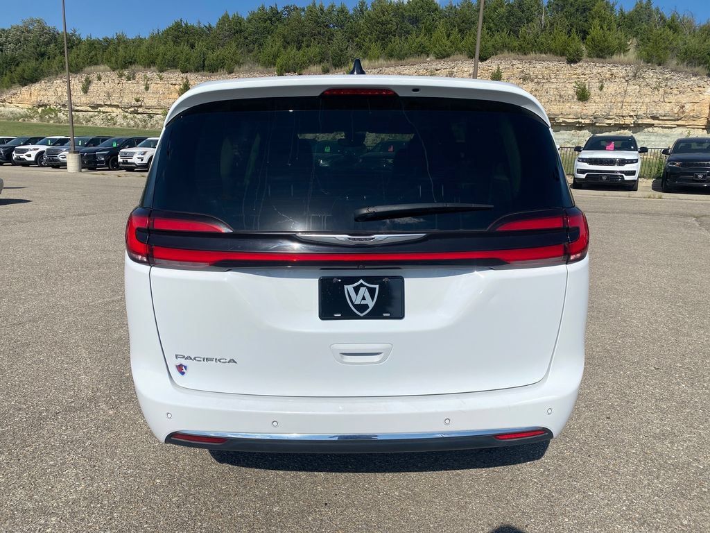 Used 2024 Chrysler Pacifica Touring-L FWD image 5