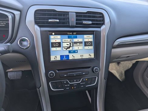 Used 2017 Ford Fusion SE w/ Fusion SE Technology Package FWD image 15