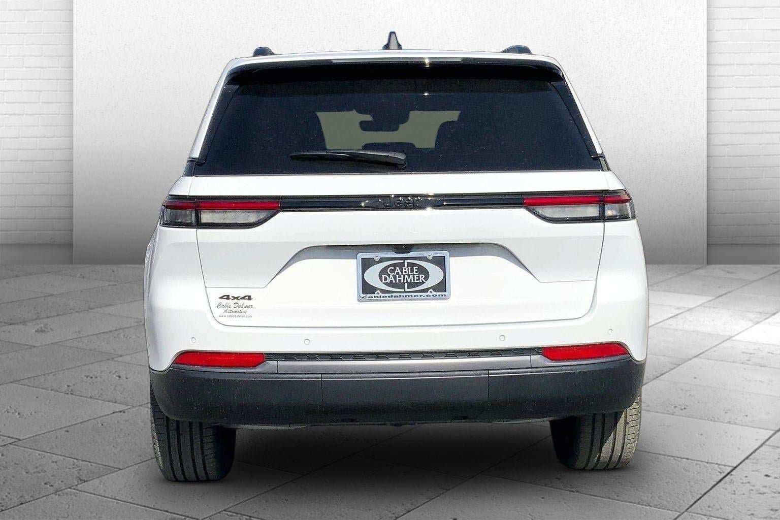 New 2026 Jeep Grand Cherokee Limited w/ Limited Altitude Package AWD/4WD image 4