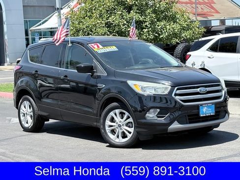 Used 2017 Ford Escape SE FWD image 2