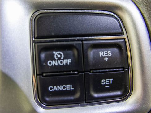 Used 2016 Chrysler Town & Country Touring-L w/ Driver Convenience Group image 33