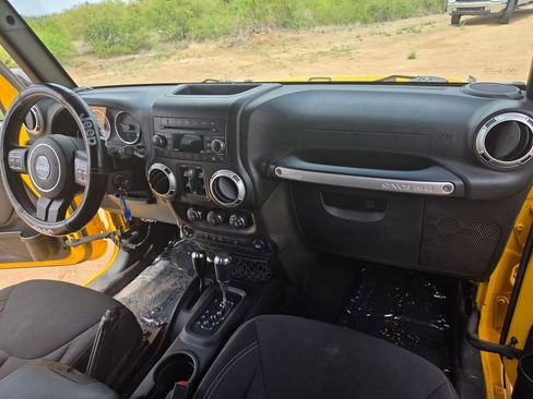 Used 2015 Jeep Wrangler Unlimited Rubicon w/ Connectivity Group AWD/4WD image 25