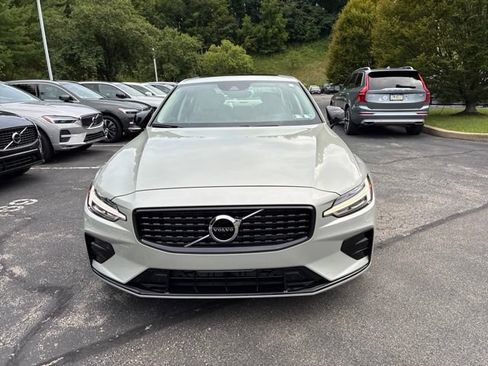 Used 2022 Volvo S60 B5 Momentum w/ Climate Package AWD/4WD image 2