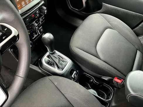 Used 2023 Jeep Renegade Latitude AWD/4WD image 19