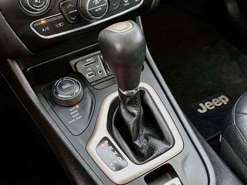 Used 2018 Jeep Cherokee Limited AWD/4WD image 20