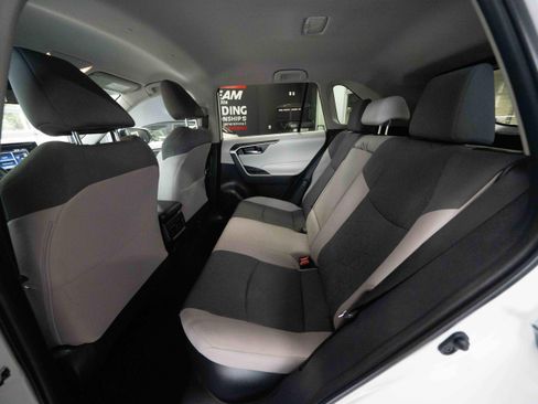 Used 2020 Toyota RAV4 XLE w/ Carpet Mat Package AWD/4WD image 23