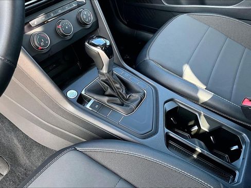 Used 2022 Volkswagen Taos SE image 17