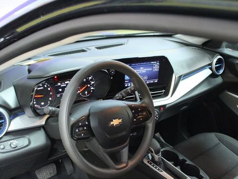 Used 2025 Chevrolet Trax LS w/ LS Convenience Package FWD image 14