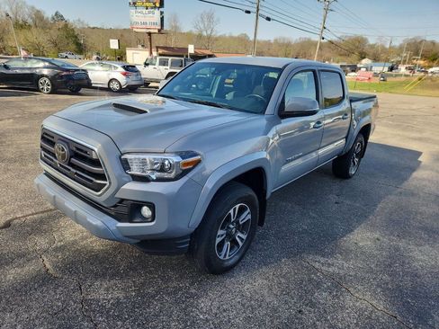 Used 2019 Toyota Tacoma TRD Sport image 4