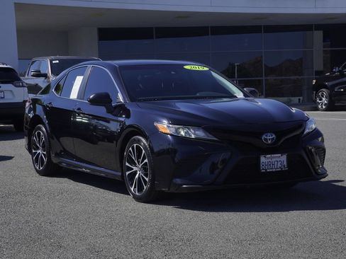 Used 2019 Toyota Camry SE FWD image 2