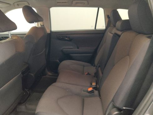 Used 2022 Toyota Highlander L FWD image 18