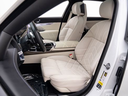 Certified 2024 BMW 760i xDrive image 17