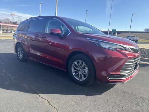 Used 2022 Toyota Sienna LE image 2