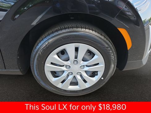 Used 2025 Kia Soul LX FWD image 41