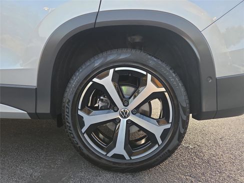 Certified 2025 Volkswagen Tiguan SE AWD/4WD image 11