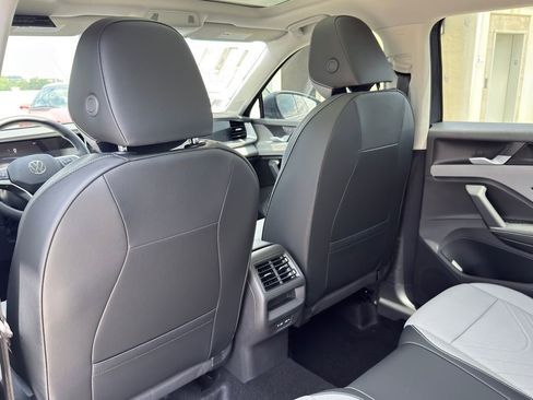 New 2026 Volkswagen Tiguan SE FWD image 24