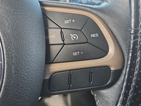 Used 2016 Jeep Renegade Limited FWD image 19