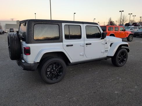 Used 2022 Jeep Wrangler Unlimited Sahara w/ Cold Weather Group image 5