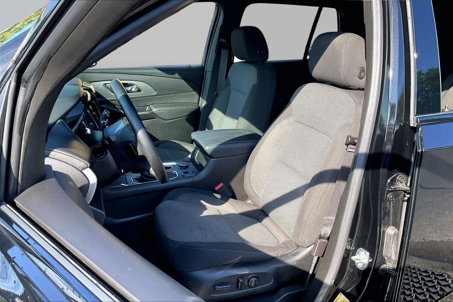 Used 2023 Chevrolet Traverse LT FWD image 24