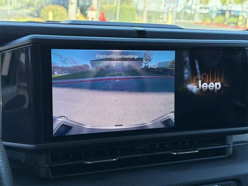 Used 2024 Jeep Gladiator Sport image 18