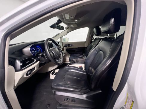 Used 2022 Chrysler Pacifica Touring-L FWD image 12