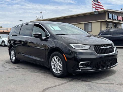 Used 2025 Chrysler Pacifica Select FWD image 4