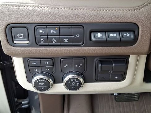 Used 2022 GMC Yukon Denali w/ Denali Ultimate Package AWD/4WD image 23