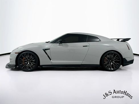 Used 2024 Nissan GT-R Premium w/ Premium Interior Package AWD/4WD image 4