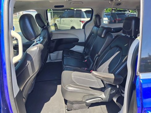 Used 2018 Chrysler Pacifica Touring-L FWD image 18