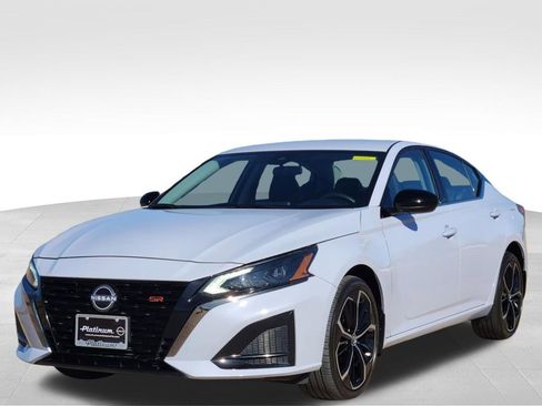 Used 2025 Nissan Altima 2.5 SR image 2