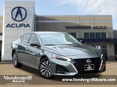 Used 2024 Nissan Altima 2.5 SV FWD image 1