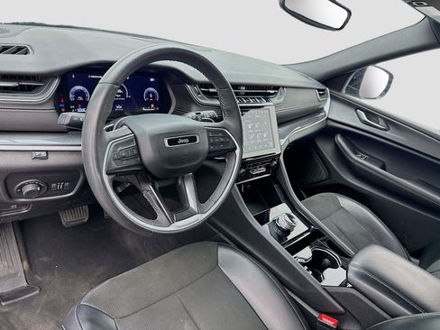 Used 2023 Jeep Grand Cherokee Altitude AWD/4WD image 7