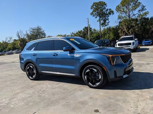 Certified 2025 Kia Sorento EX image 2