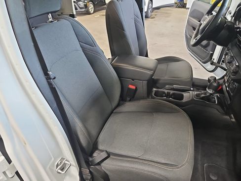 Used 2025 Jeep Wrangler Unlimited Sahara AWD/4WD image 10