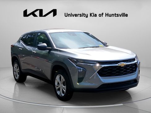 Used 2024 Chevrolet Trax LS w/ Driver Confidence Package FWD image 1