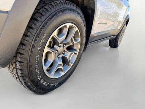 Used 2021 Jeep Cherokee Trailhawk AWD/4WD image 28