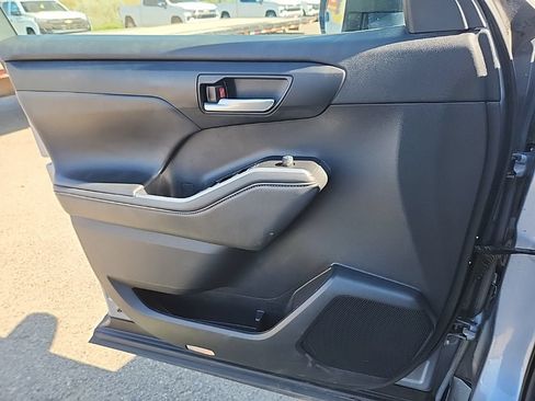 Used 2022 Toyota Highlander XLE AWD/4WD image 33